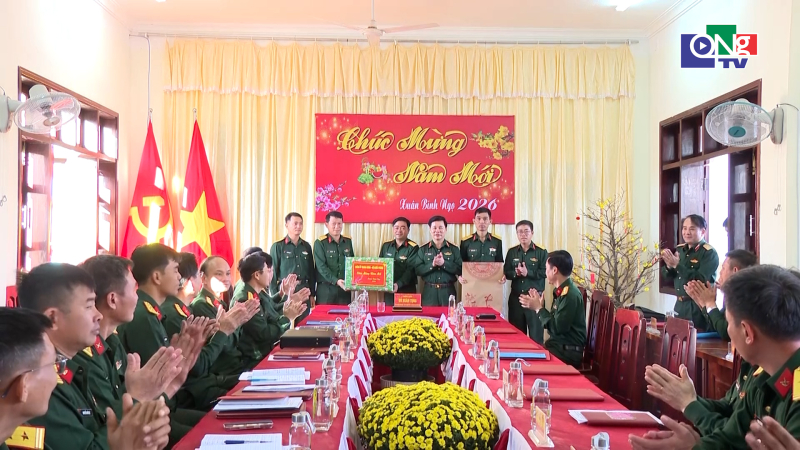 Đo&agrave;n c&ocirc;ng t&aacute;c Tổng cục Ch&iacute;nh trị thăm, ch&uacute;c Tết Sư đo&agrave;n 10 