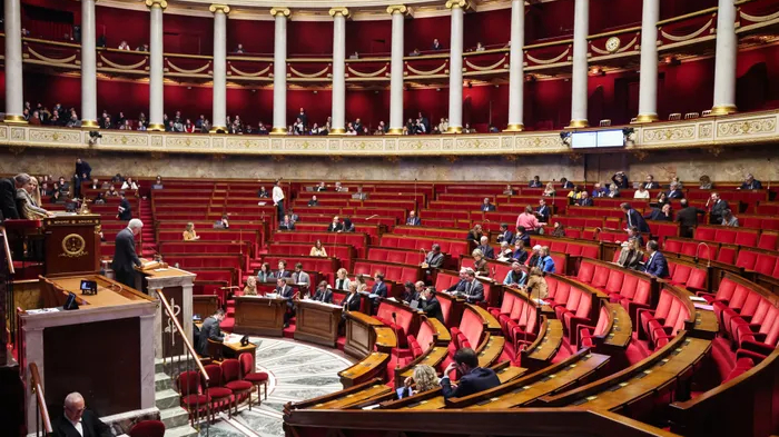 Hạ viện Ph&aacute;p th&ocirc;ng qua dự luật cấm trẻ em d&ugrave;ng mạng x&atilde; hội