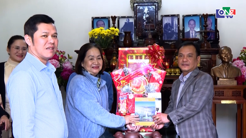 Ph&oacute; B&iacute; thư Thường trực Tỉnh ủy thăm, ch&uacute;c Tết gia đ&igrave;nh nguy&ecirc;n l&atilde;nh đạo tỉnh