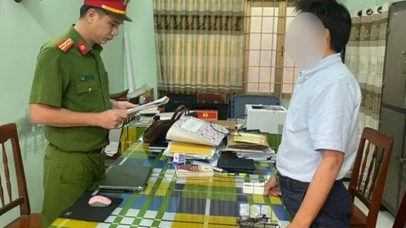 Quảng Ng&atilde;i khởi tố th&ecirc;m Ph&oacute; Gi&aacute;m đốc li&ecirc;n quan vụ l&agrave;m giả hồ sơ đăng kiểm 