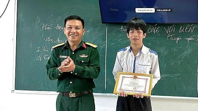 Khen thưởng nam sinh hỗ trợ phi c&ocirc;ng sau vụ rơi m&aacute;y bay ở Đăk Lắk