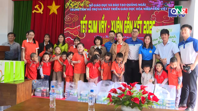 Trao qu&agrave; Tết cho học sinh khuyết tật
