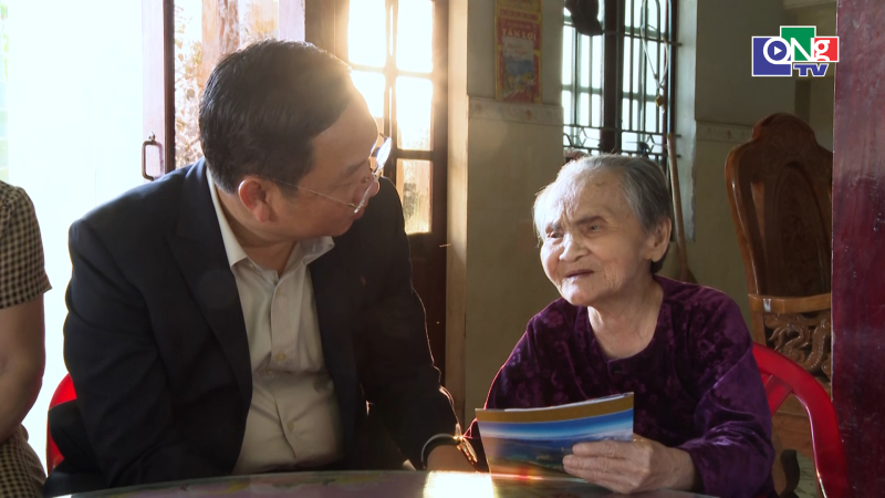 Thăm, tặng qu&agrave; Mẹ Việt Nam anh h&ugrave;ng