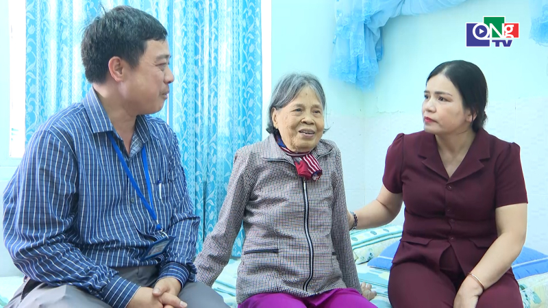 Thăm, ch&uacute;c Tết người c&oacute; c&ocirc;ng