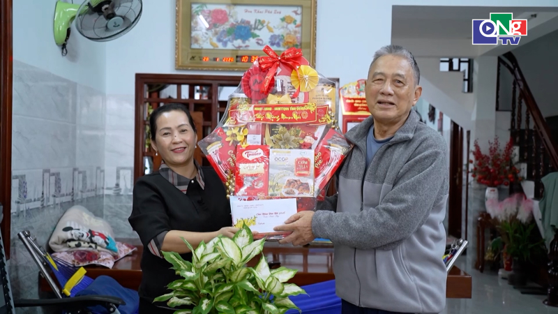 Ph&oacute; B&iacute; thư Tỉnh ủy Đinh Thị Hồng Minh thăm, ch&uacute;c Tết c&aacute;c đồng ch&iacute; nguy&ecirc;n l&atilde;nh đạo tỉnh