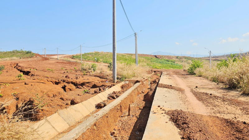 Dự &aacute;n d&acirc;n cư 60 tỉ đồng vừa l&agrave;m xong đ&atilde; xuống cấp nghi&ecirc;m trọng