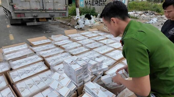 Bắt quả tang xe tải chở 24.000 bao thuốc l&aacute; JET nghi nhập lậu