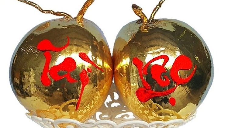 Dừa d&aacute;t v&agrave;ng 24K h&uacute;t kh&aacute;ch dịp Tết