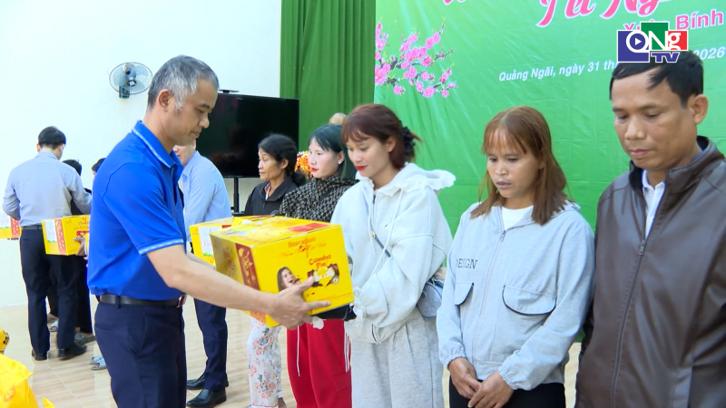 Trao hơn 300 phần qu&agrave; Tết cho hộ kh&oacute; khăn