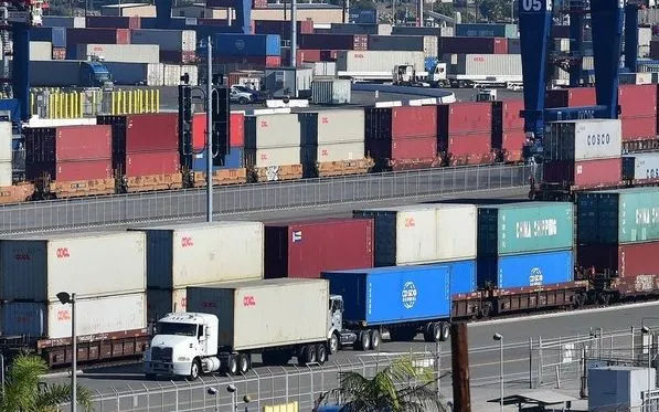 Container hàng hóa được bốc dỡ tại cảng Long Beach ở California (Mỹ). (Ảnh: AFP/TTXVN)