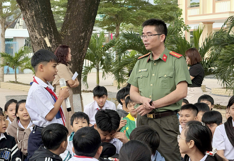 Cán bộ Phòng An ninh mạng Công an tỉnh Quảng Ngãi tuyên truyền giúp học sinh nâng cao ý thức cảnh giác trước hoạt động của tội phạm trên không gian mạng.