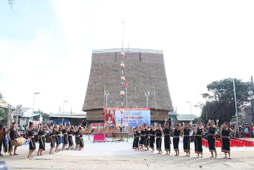 Dân làng Kon Rơ Bang 2 vui mừng khi có nhà Rông mới