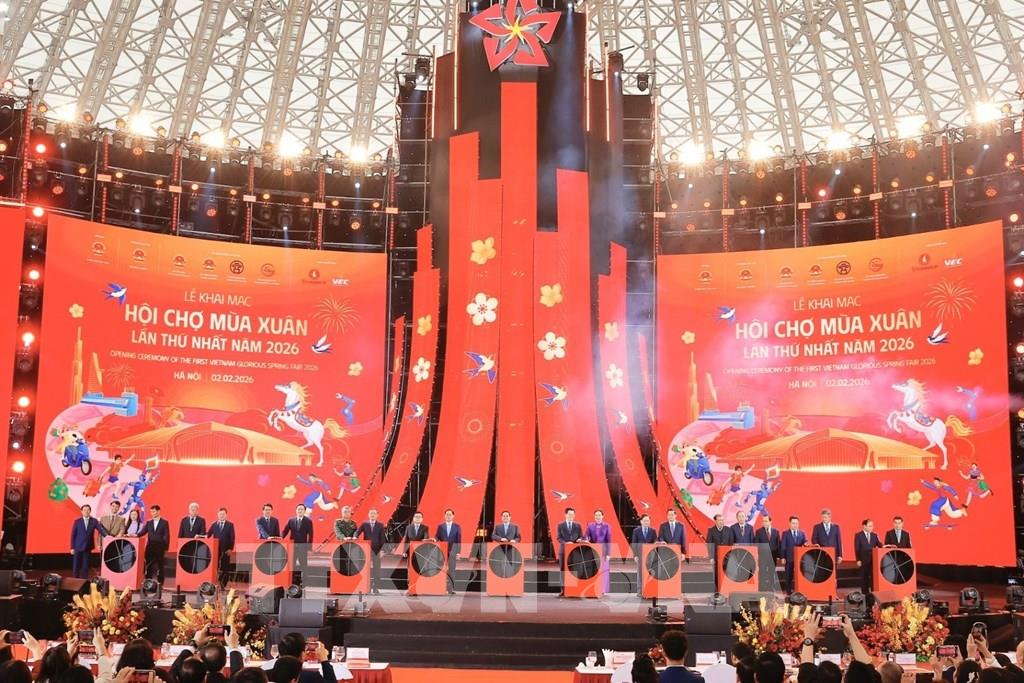 Thủ tướng Phạm Minh Chính và các đại biểu thực hiện nghi thức bấm nút khai mạc Hội chợ Mùa Xuân lần thứ nhất - năm 2026. Ảnh: Minh Quyết - TTXVN
