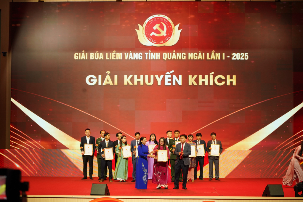 Ủy viên Ban Thường vụ Tỉnh ủy, Phó Chủ tịch Thường trực HĐND tỉnh Nguyễn Cao Phúc và Ủy viên Ban Thường vụ Tỉnh ủy, Trưởng Ban Nội chính Tỉnh ủy Trương Thị Linh trao giải cho các tác giả, nhóm tác giả đoạt giải Khuyến khích.