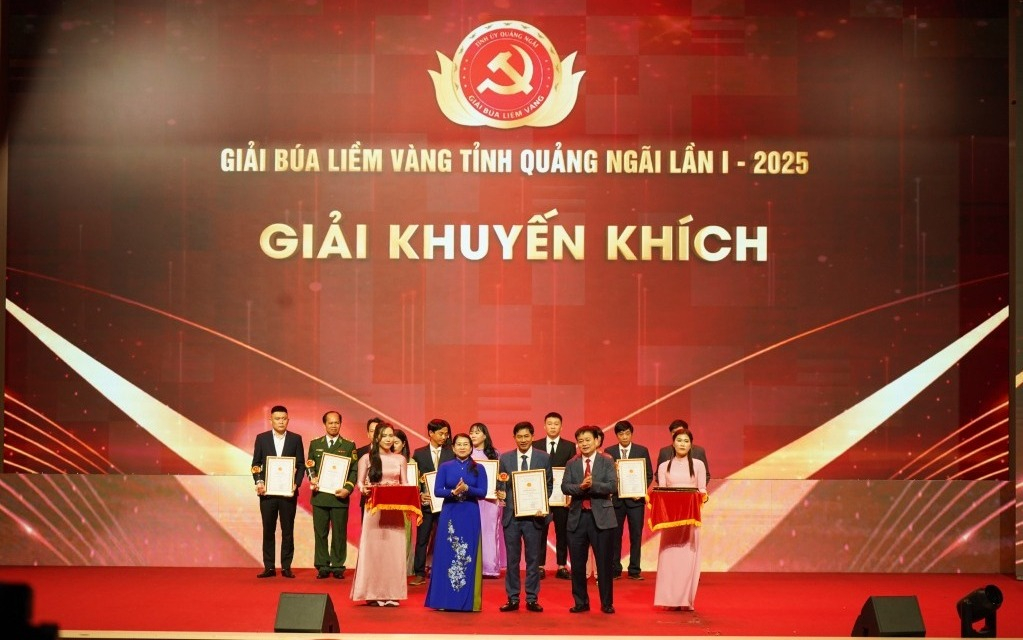 Ủy viên Ban Thường vụ Tỉnh ủy, Phó Chủ tịch Thường trực HĐND tỉnh Nguyễn Cao Phúc và Ủy viên Ban Thường vụ Tỉnh ủy, Trưởng Ban Nội chính Tỉnh ủy Trương Thị Linh trao giải Khuyến khích cho tác giả tác phẩm "Ươm mầm tương lai – Phát triển cây trồng bền vững".