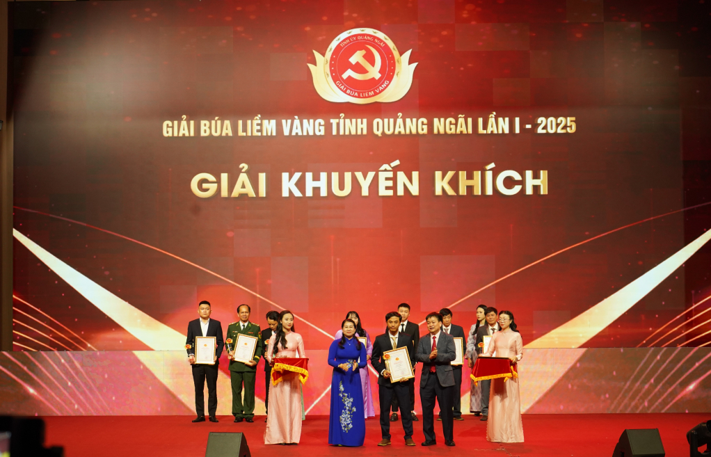 Ủy viên Ban Thường vụ Tỉnh ủy, Phó Chủ tịch Thường trực HĐND tỉnh Nguyễn Cao Phúc và Ủy viên Ban Thường vụ Tỉnh ủy, Trưởng Ban Nội chính Tỉnh ủy Trương Thị Linh trao giải Khuyến khích cho đại diện nhóm tác giả tác phẩm "Quảng Ngãi: Dấu ấn 10 năm học và làm theo Bác".