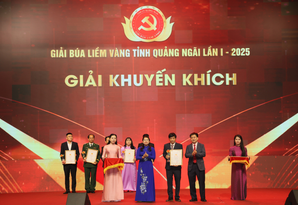 Ủy viên Ban Thường vụ Tỉnh ủy, Phó Chủ tịch Thường trực HĐND tỉnh Nguyễn Cao Phúc và Ủy viên Ban Thường vụ Tỉnh ủy, Trưởng Ban Nội chính Tỉnh ủy Trương Thị Linh trao giải Khuyến khích cho đại diện nhóm tác giả tác phẩm "Đột phá trong chuyển đổi số ở Quảng Ngãi". Ảnh: NGỌC ĐỨC