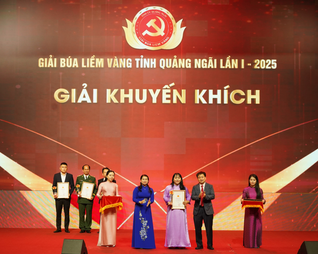 Ủy viên Ban Thường vụ Tỉnh ủy, Phó Chủ tịch Thường trực HĐND tỉnh Nguyễn Cao Phúc và Ủy viên Ban Thường vụ Tỉnh ủy, Trưởng Ban Nội chính Tỉnh ủy Trương Thị Linh trao giải Khuyến khích cho đại diện nhóm tác giả tác phẩm "“Chìa khóa” mở cửa phát triển văn hóa vùng đồng bào DTTS Quảng Ngãi mới".