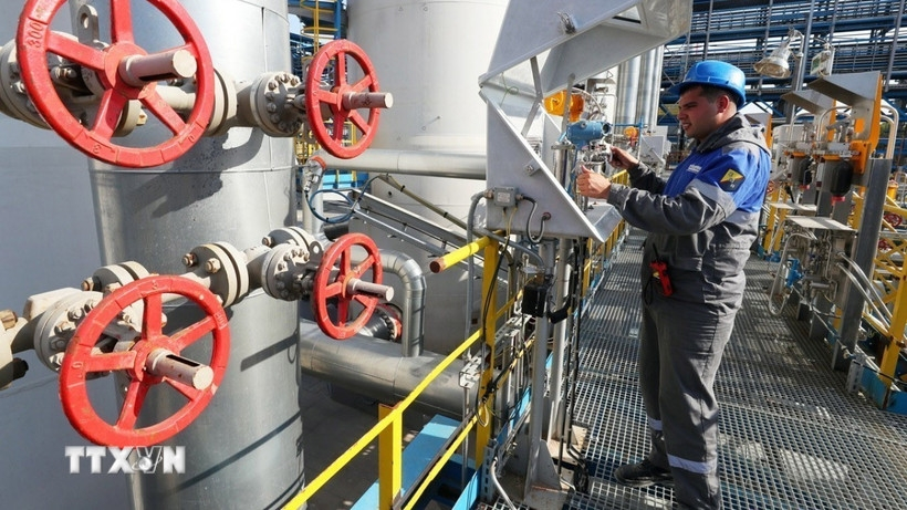 Công nhân điều chỉnh van tại trạm khí nén Slavyanskaya trên hệ thống đường ống dẫn khí đốt Nord Stream 2 của Tập đoàn Gazprom ở vùng Leningrad, Nga.