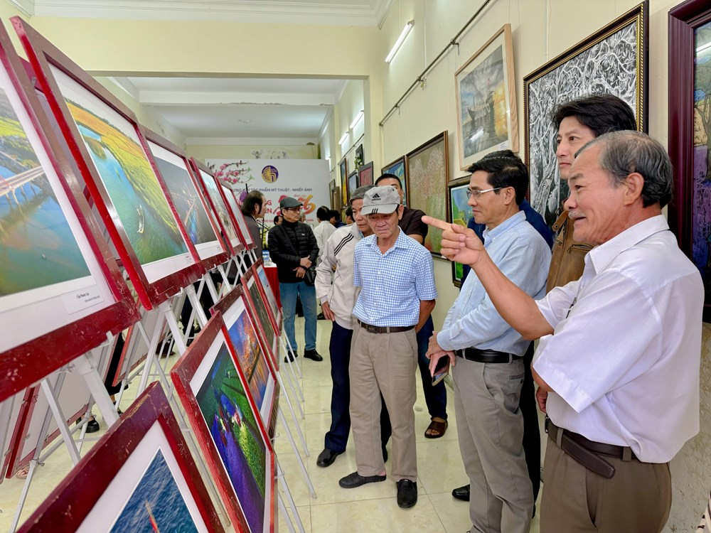 Đại biểu tham quan các tác phẩm Mỹ thuật và Nhiếp ảnh.