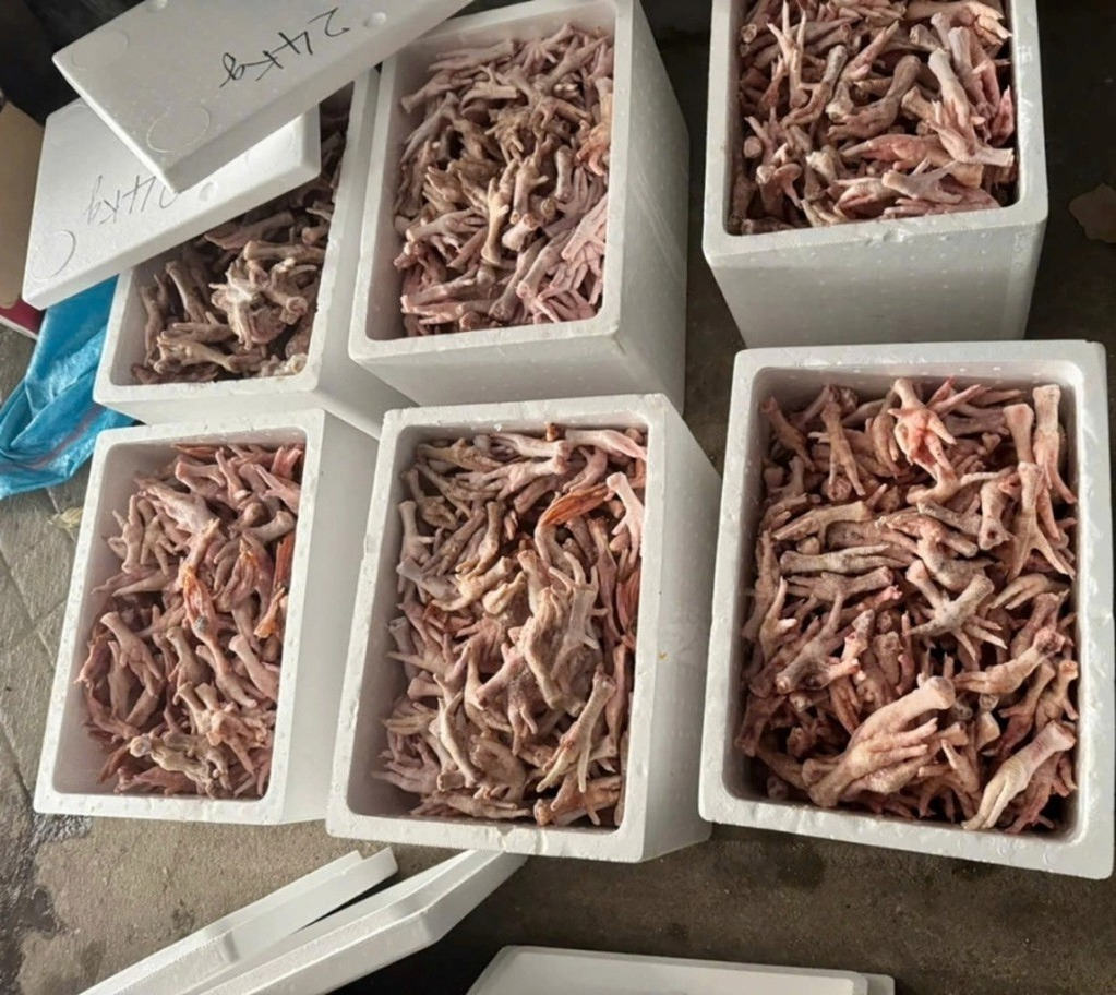 Tiêu hủy thực phẩm không rõ nguồn gốc, xuất xứ (Ảnh -Chi cục QLTT Quảng Ngãi)