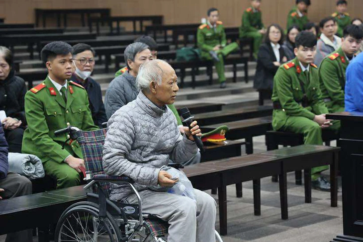 Ông Nguyễn Ngọc Anh, cựu Tổng giám đốc Tổng công ty Xi măng Việt Nam (Vicem), ngồi xe lăn trả lời, khai báo tại tòa. Ảnh: Giang Long