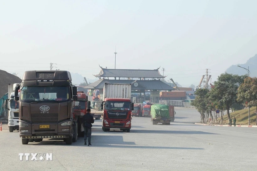 Phương tiện xuất nhập khẩu hàng hóa trong khu vực cửa khẩu quốc tế Hữu Nghị, Lạng Sơn. Ảnh: Quang Duy/TTXVN