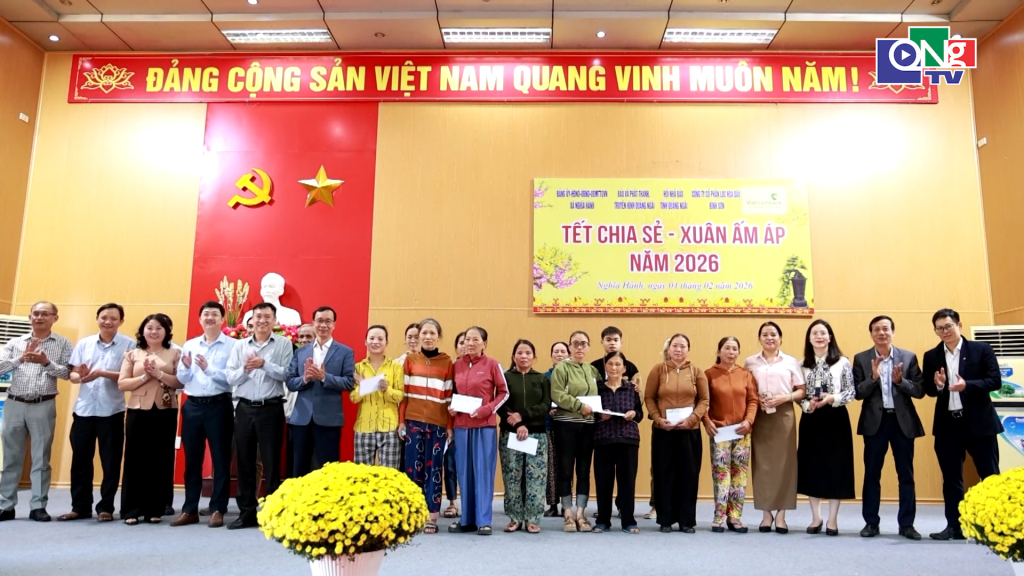 Trao tặng quà cho người nghèo, người có hoàn cảnh khó khăn.