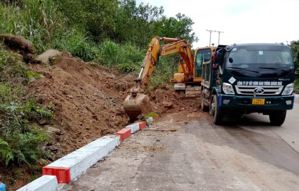 Công tác khắc phục hư hỏng mặt đường, hốt dọn đất đá trên tỉnh lộ 626 được triển khai khẩn trương.