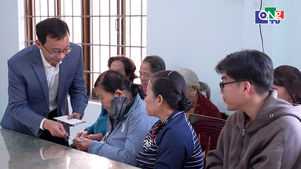 Tỉnh ủy viên, Giám đốc Báo và Phát thanh, Truyền hình Quảng Ngãi, Chủ tịch Hội Nhà báo tỉnh Huỳnh Đức Minh trao quà cho người dân xã Long Phụng.