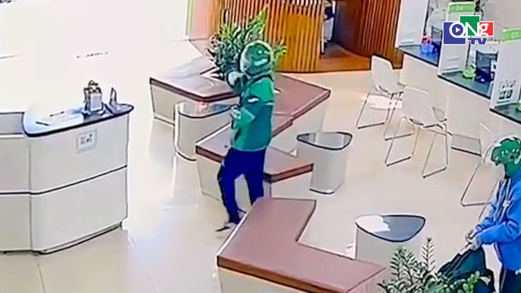 Hình ảnh ghi lại thời điểm nghi phạm thực hiện vụ cướp ngân hàng tại Phòng giao dịch Vietcombank Trà Bá, phường Hội Phú, Gia Lai - Ảnh: Camera an ninh