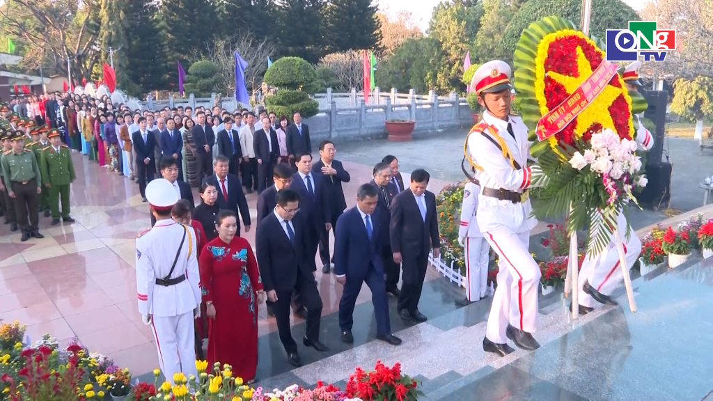 Lãnh đạo tỉnh đạt vòng hoa tưởng niệm tại Nghĩa trang liệt sĩ Kon Tum, phường Đăk Cấm. 