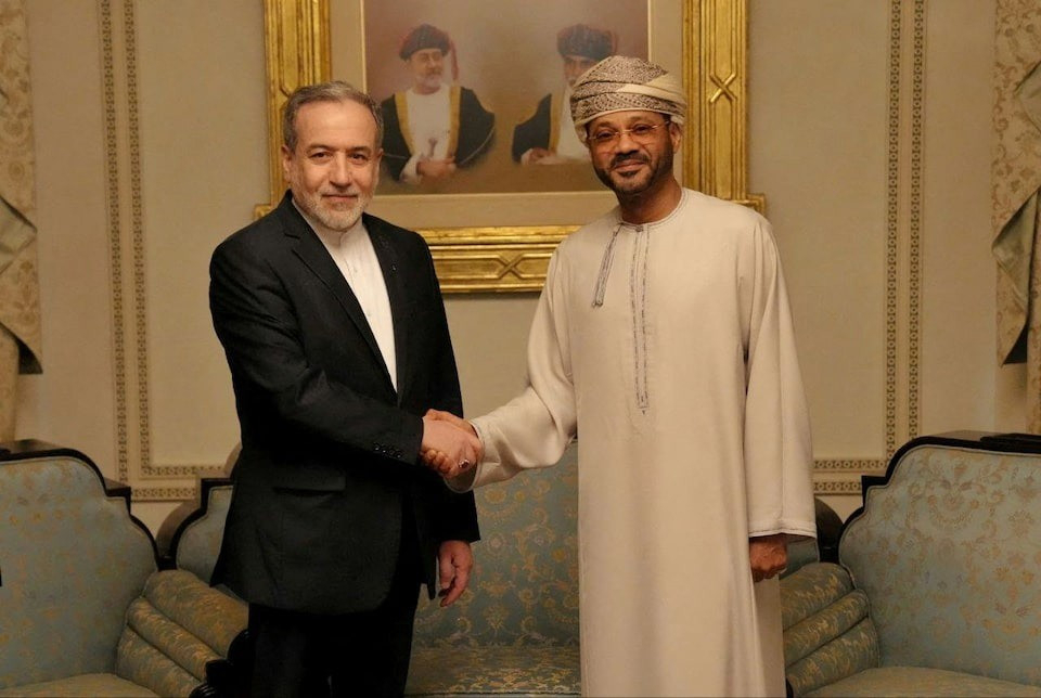 Ngoại trưởng Iran Abbas Araghchi gặp gỡ Ngoại trưởng Oman Sayyid Badr Albusaidi tại Muscat (Oman) ngày 6/2. Ảnh: Reuters