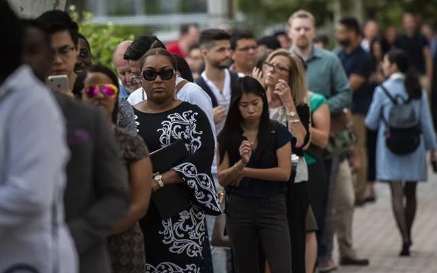 Người dân xếp hàng chờ phỏng vấn xin việc tại thành phố Arlington, bang Virginia, Mỹ. Ảnh: AFP