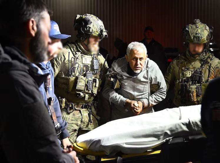 Nghi phạm Zubayr al-Bakoush bị áp giải về Mỹ. Nguồn: FBI