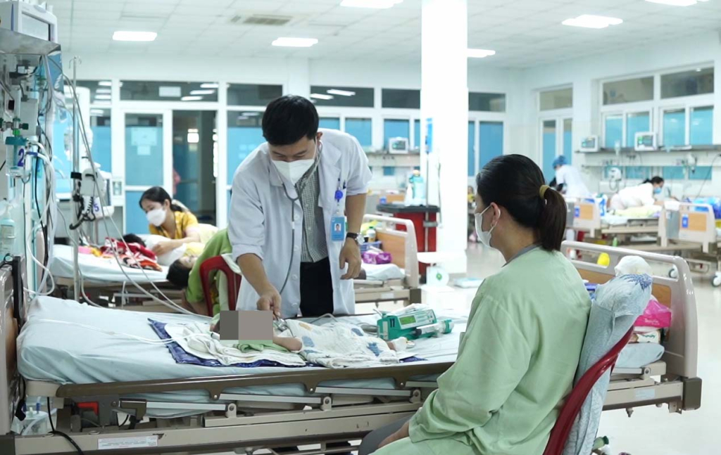 Bệnh viện Sản - Nhi tỉnh Quảng Ngãi tăng cường y, bác sĩ túc trực 24/24 trong dịp Tết Nguyên đán 2025, sẵn sàng phương án tốt nhất để điều trị cho bệnh nhân. Ảnh: Viên Nguyễn