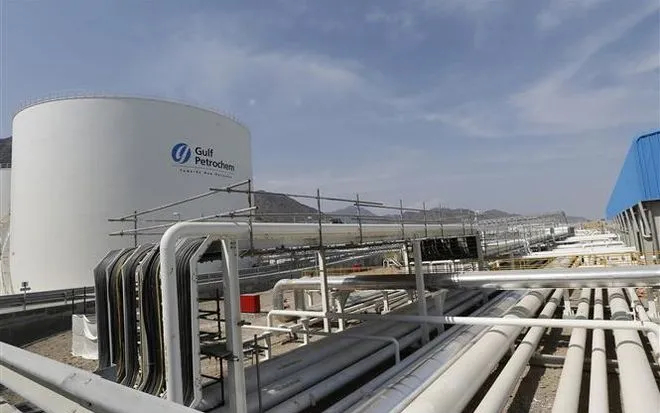 Toàn cảnh cơ sở trữ dầu Gulf Petrochem ở vùng bờ biển thuộc Fujeirah, Eo biển Hormuz, Các Tiểu vương quốc Arab thống nhất. (Ảnh: AFP/TTXVN)