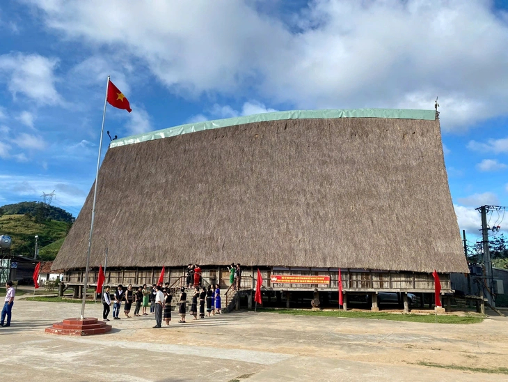 Nhà rông của người Ba Na ở làng Kon Brăp Ju trước khi bị cháy. Ảnh: Ngọc Chí