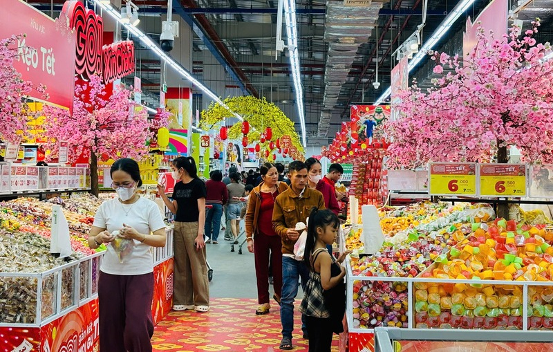 Những ngày cận Tết, sức mua đang tăng nhanh trong các hệ thống siêu thị tại Quảng Ngãi. Ảnh: Nguyễn Dương