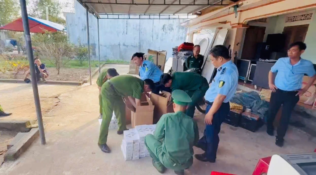 Lực lượng chức năng kiểm tra, thu giữ hàng nghìn bao thuốc lá lậu.