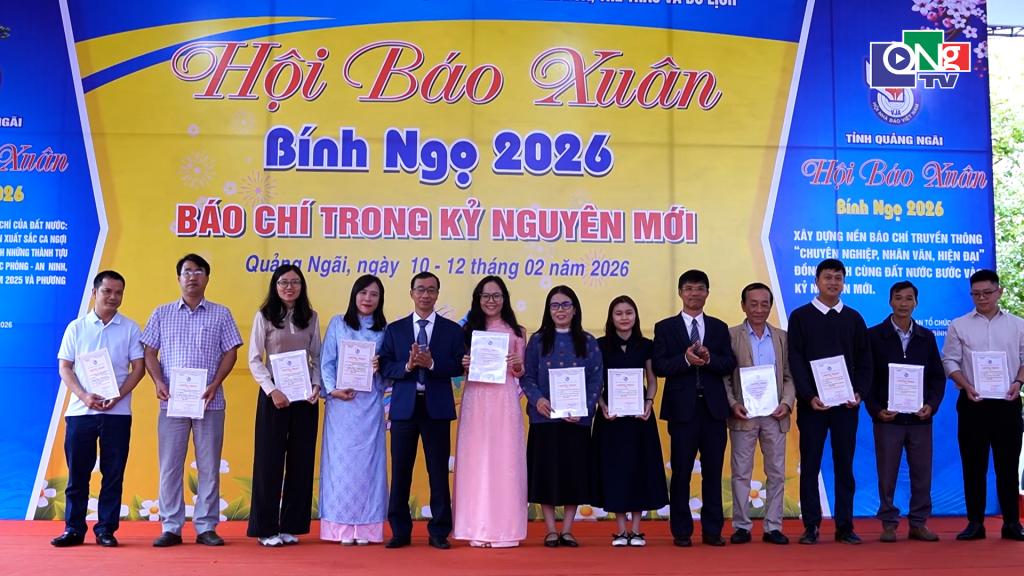 Hội Nhà báo tỉnh trao chứng nhận tác phẩm báo chí chất lượng cao năm 2025 cho các tác giả, nhóm tác giả.