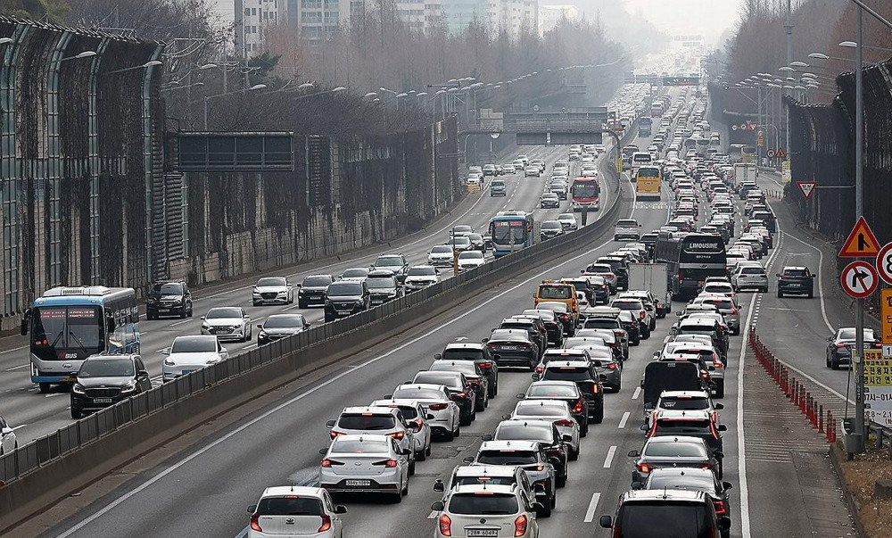 Giao thông ùn tắc nghiêm trọng trên đường cao tốc Gyeongbu, nối liền Seoul với thành phố Busan ở phía Đông Nam, khi nhiều người trở về nhà ăn Tết Nguyên đán. Nguồn: Yonhap