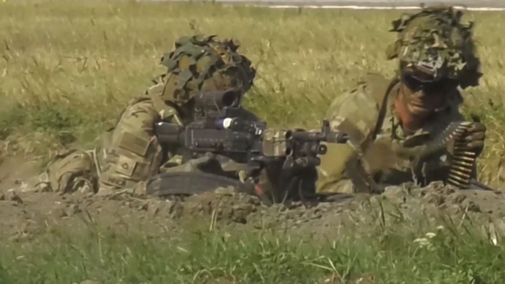 Binh sĩ NATO trong một buổi huấn luyện. Ảnh chụp màn hình