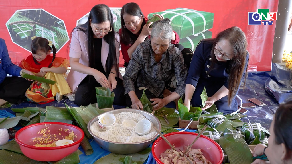 Phó Trưởng Ban Tổ chức Trung ương Bùi Thị Quỳnh Vân và Phó Trưởng Ban Tuyên giáo và Dân vận Tỉnh ủy Hà Thị Anh Thư