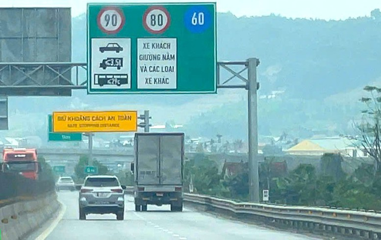 Xe khách giường nằm và các loại xe khác được phép tham gia giao thông trên đường cao tốc: tốc độ khai thác tối đa cho phép là 80 km/h.