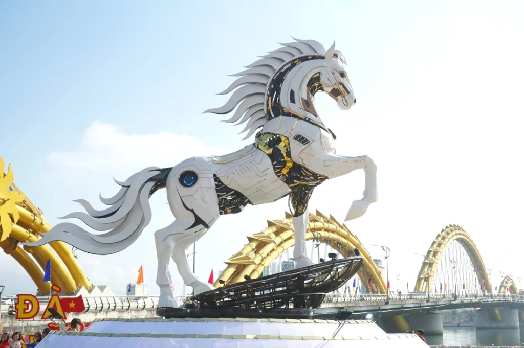 "Kim Mã 4.0" được bố trí ở đường hoa phía đuôi cầu Rồng. Ảnh: Đoàn 