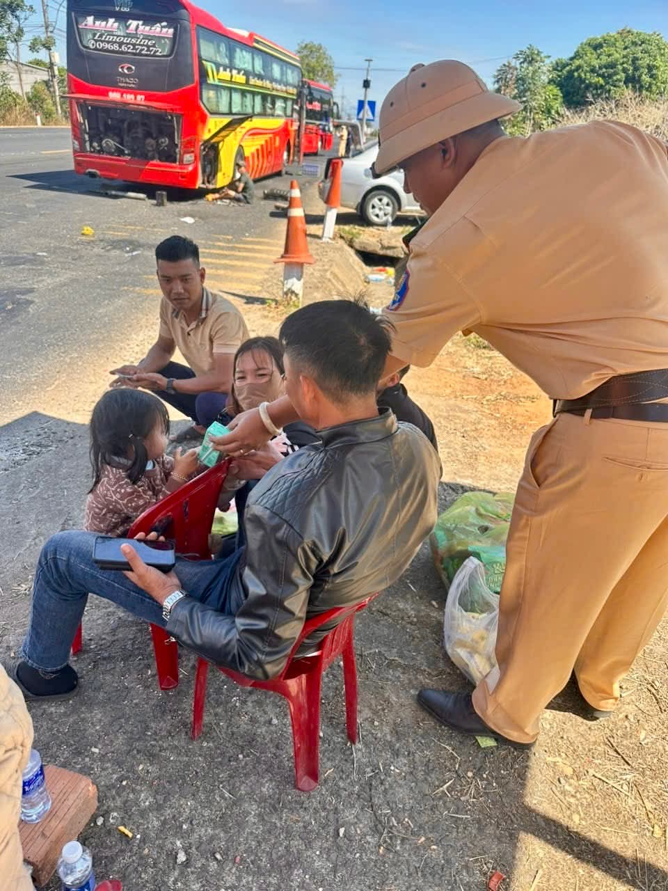 Cán bộ Phòng CSGT Công an tỉnh Quảng Ngãi kịp thời hỗ trợ hành khách trên xe bị hỏng.
