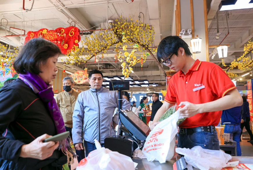  Không khí mua sắm Tết tràn ngập tại siêu thị WinMart Royal City (Hà Nội).