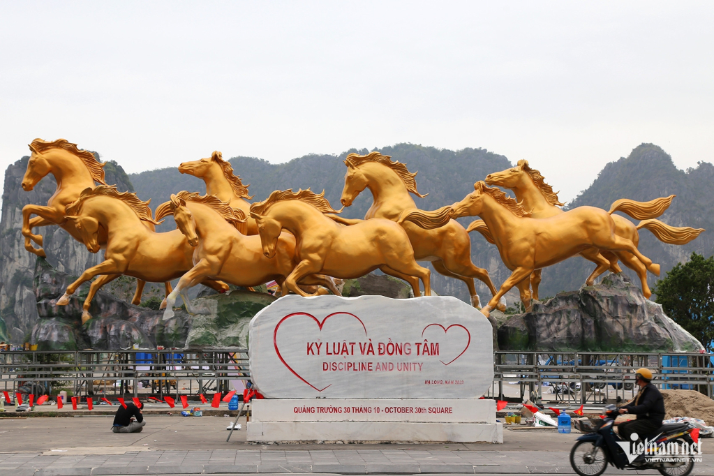 Cụm linh vật ngựa khổng lồ tại Quảng Ninh. Ảnh: Phạm Công