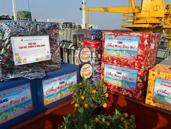 Những phần quà Tết từ đất liền mang ra tặng cán bộ, chiến sỹ nhà giàn DK1.